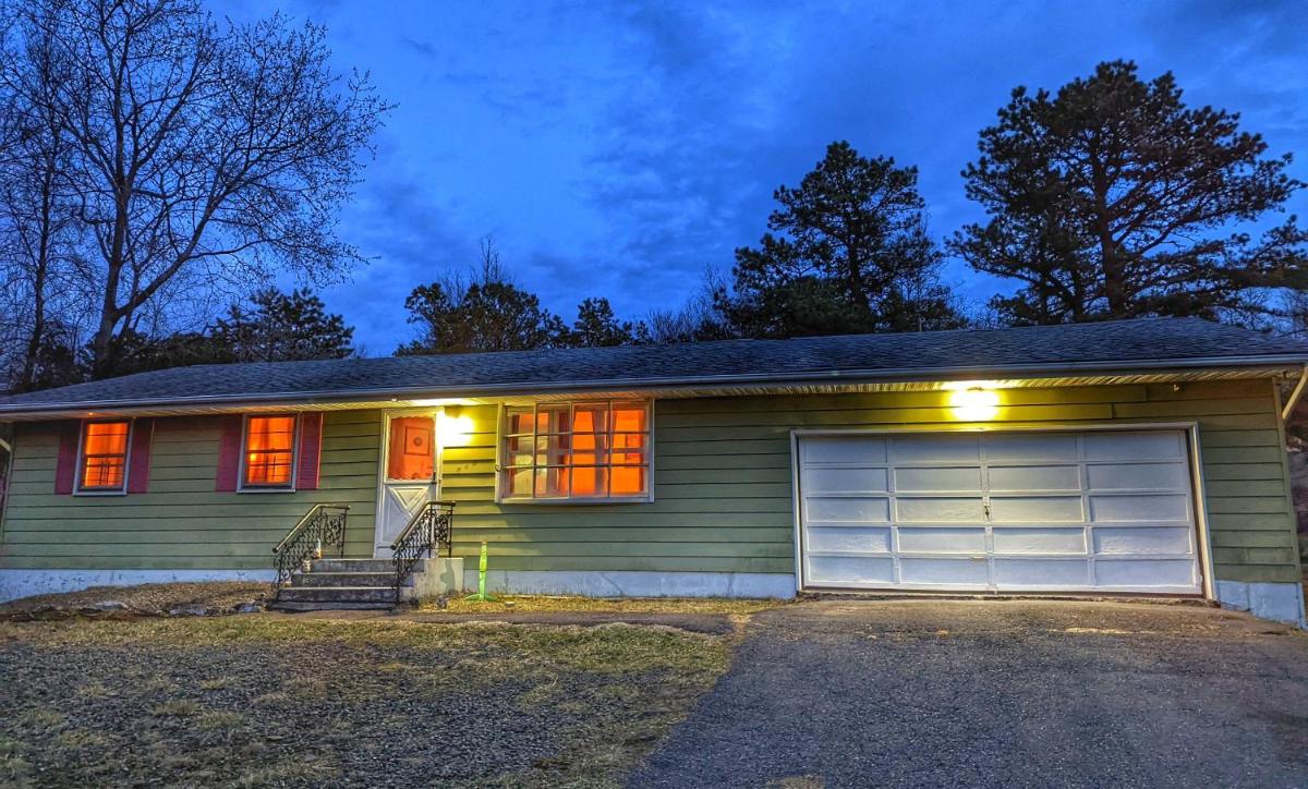 Private Home with Fireplace Close to Ski and Skirmish - Housity
