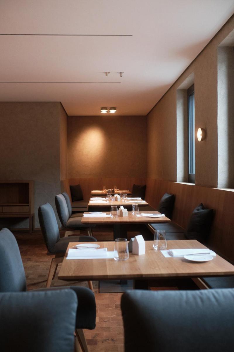eine Reihe von Tischen in einem Restaurant mit Stühlen in der Unterkunft Hotel Traube Tonbach in Baiersbronn + 37 Fotos