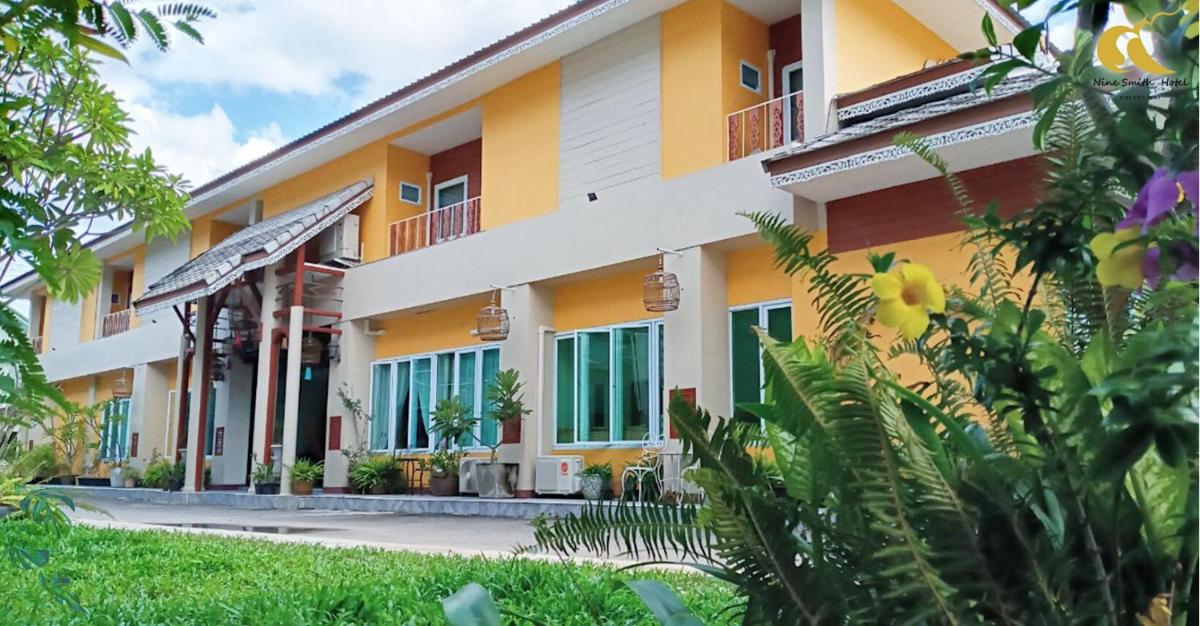 Nine Smiths Hotel Chiangmai - Housity