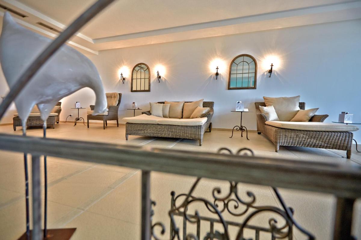 ein großes Wohnzimmer mit Sofas und Tischen in der Unterkunft Hotel Miramar in Westerland ein großes Wohnzimmer mit Sofas und Tischen in der Unterkunft Hotel Miramar in Westerland