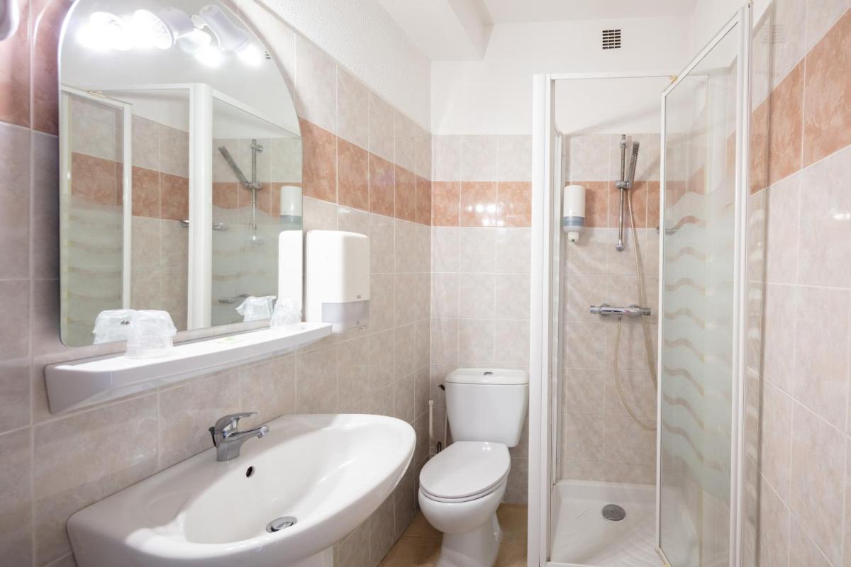 Salle de bains dans l'établissement Hôtel Le Belvedere
