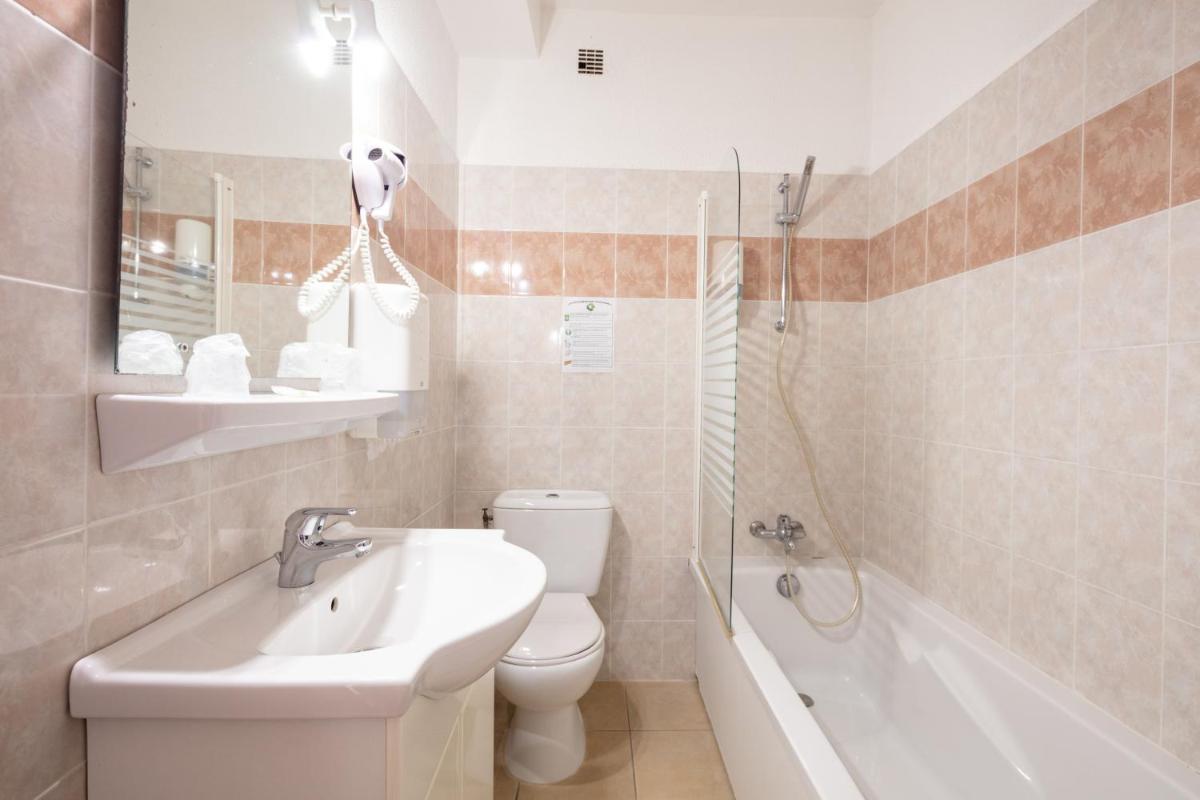 Salle de bains dans l'établissement Hôtel Le Belvedere