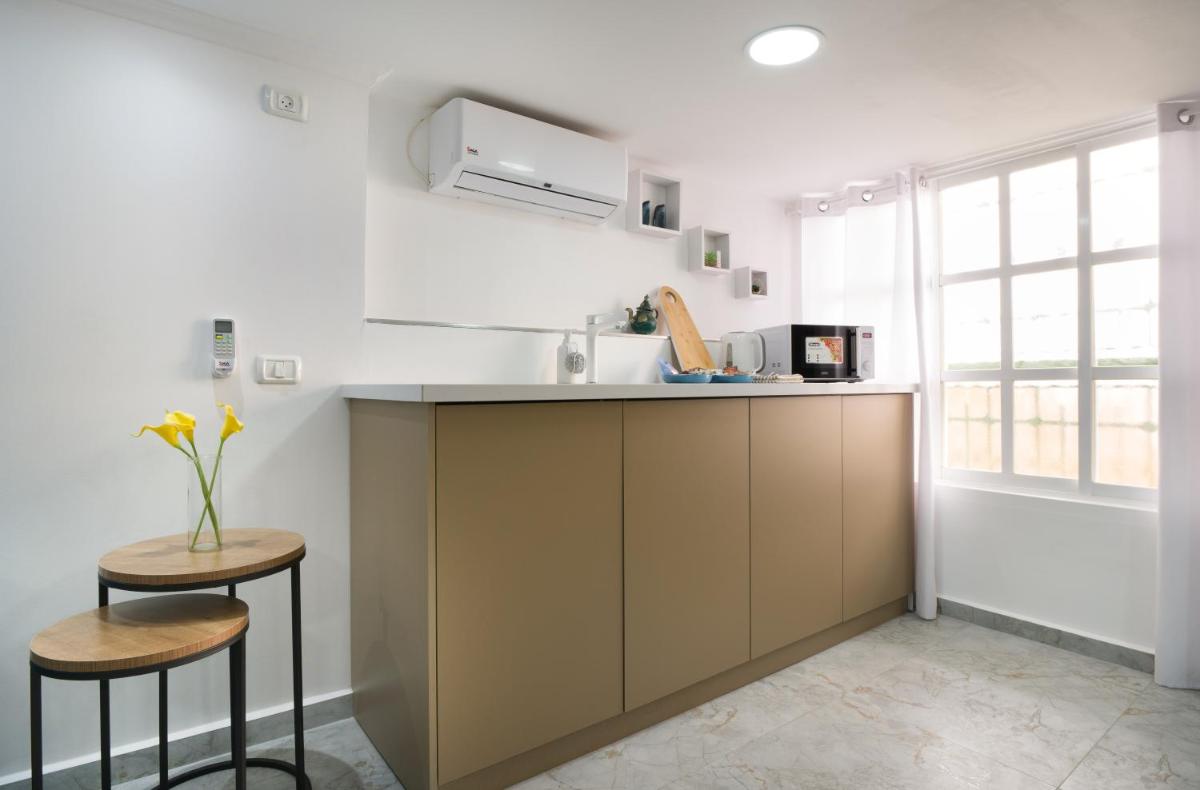 Suitetrails - Apartment with jacuzzi & pool table, Haifa center close to Bahai Garden