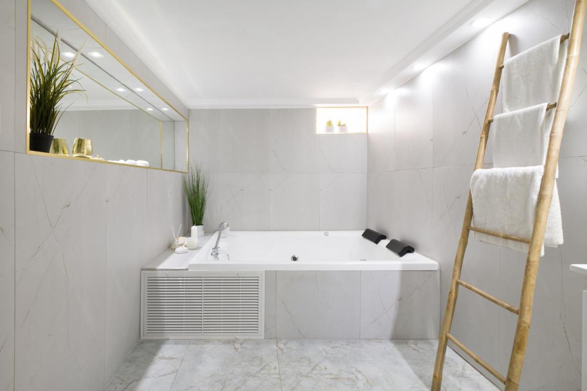 Suitetrails - Apartment with jacuzzi & pool table, Haifa center close to Bahai Garden