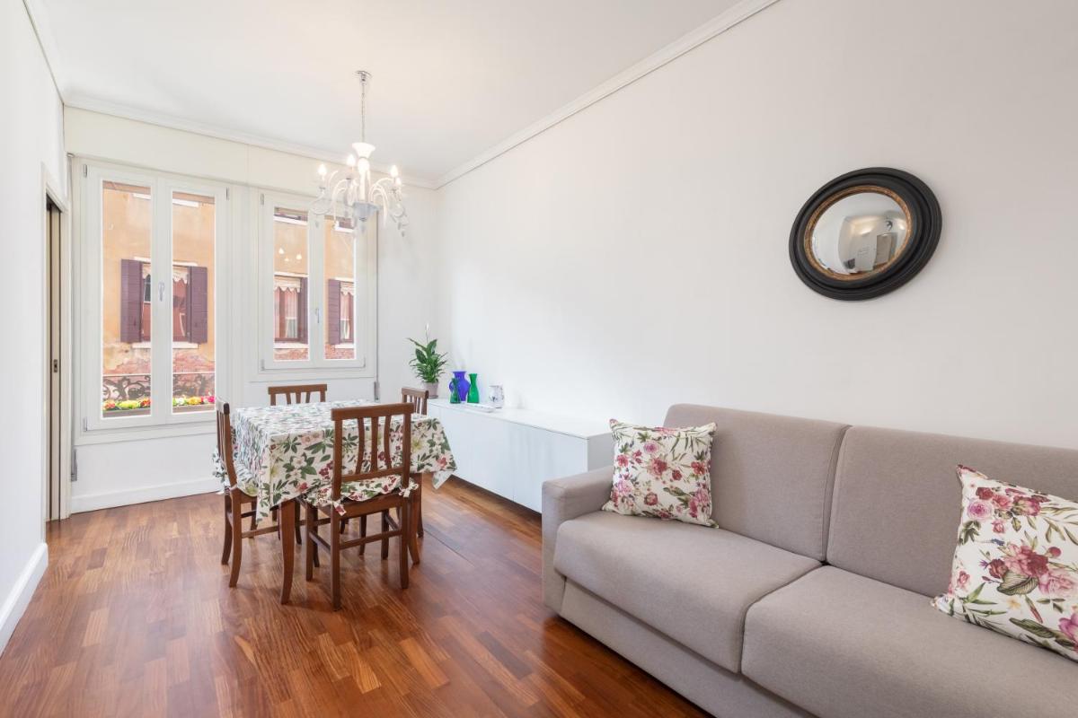 COLOMBINA HOME Venice with canal view - Housity