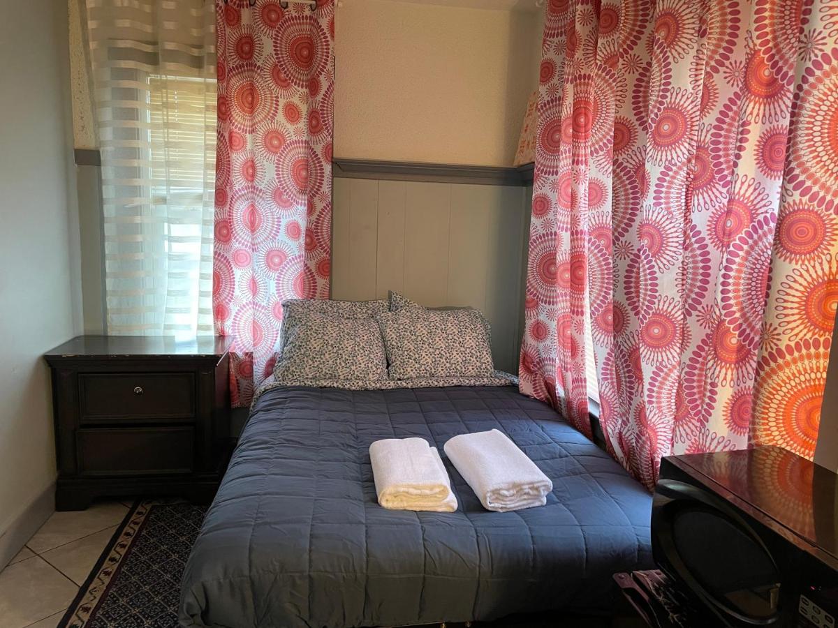 Budget Room in Pontiac House near Downtown Pontiac Affordable to Stay - Housity