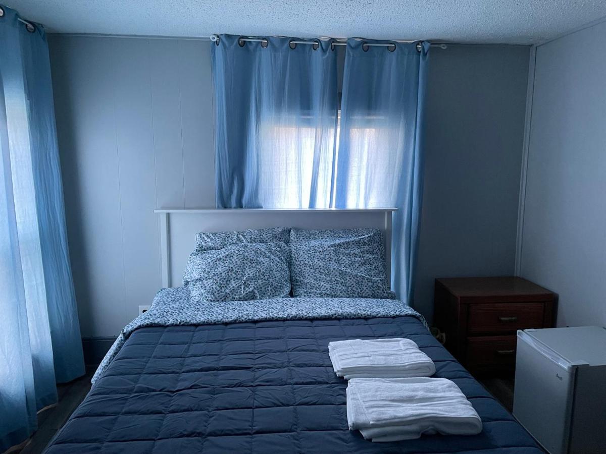 Budget Room in Pontiac House near Downtown Pontiac Affordable to Stay - Housity