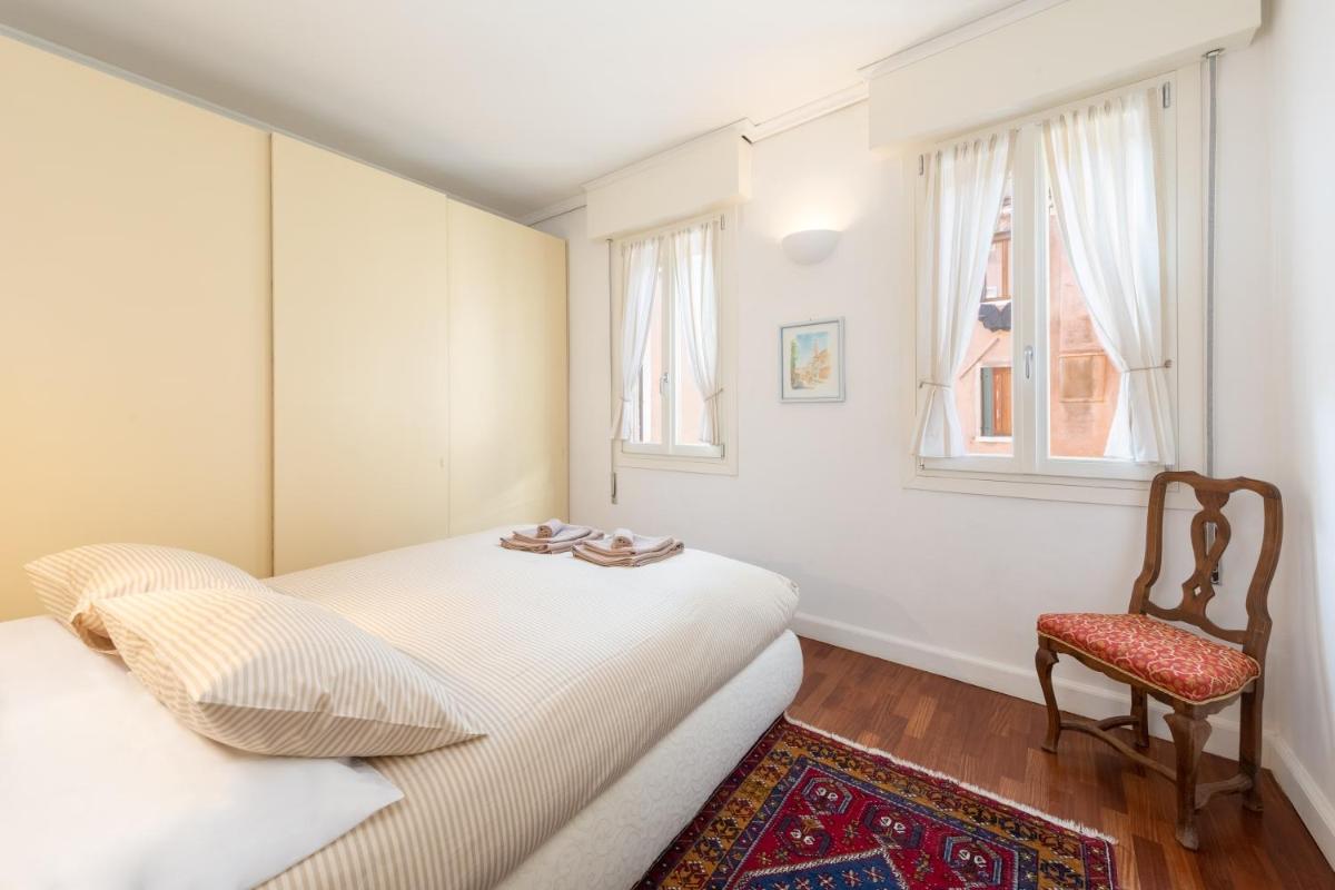COLOMBINA HOME Venice with canal view - Housity