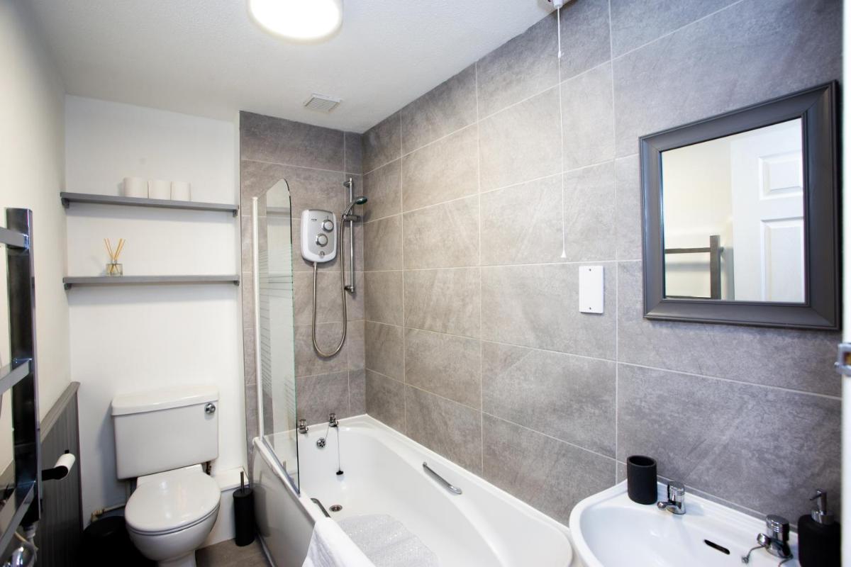 GERARD WALK - Spacious Home, High Speed Wi-Fi, Free Parking, Garden - Housity