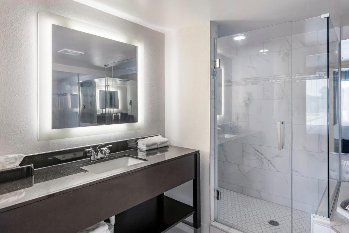 Comfort Inn & Suites Grand Blanc-Flint - Housity