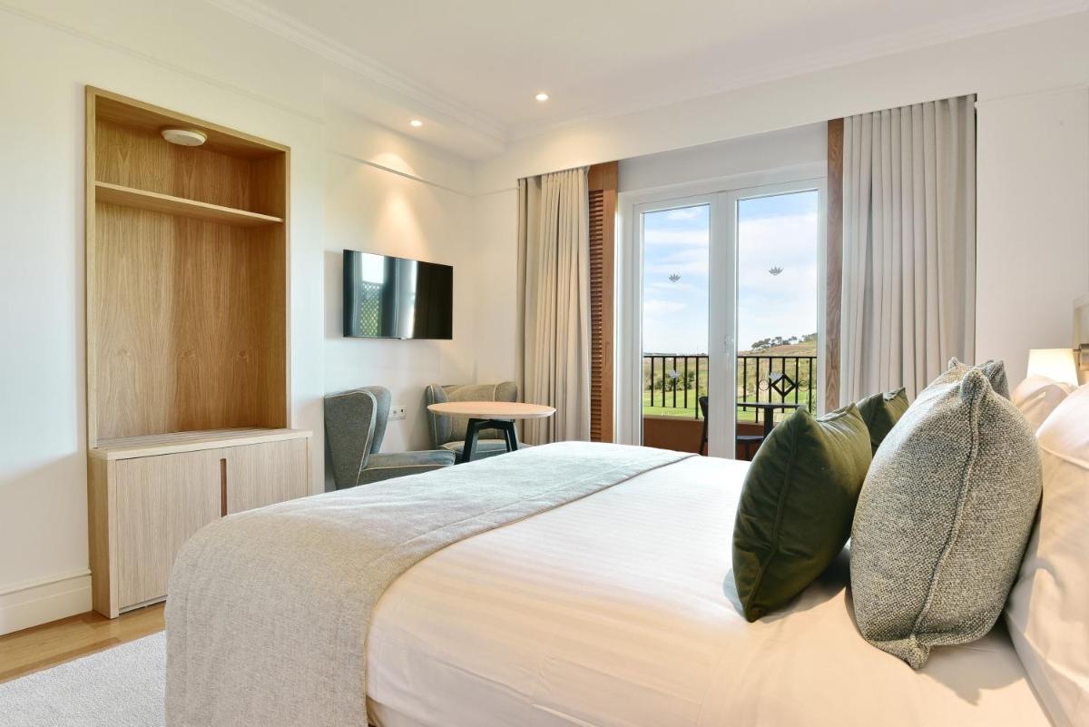Uma cama ou camas num quarto em Dolce CampoReal Lisboa