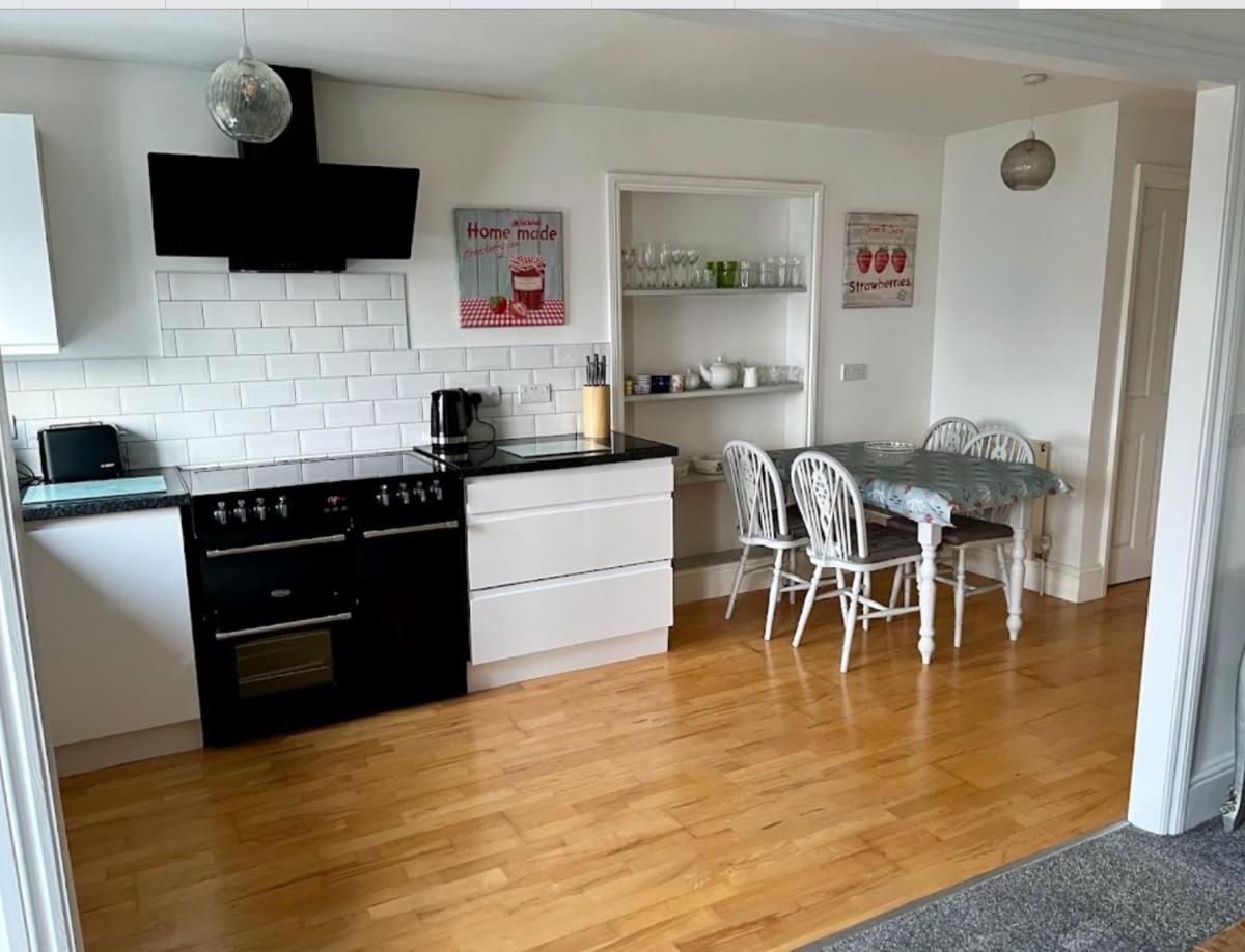 Superb Garden Suite at The Moorings Shaldon - Housity