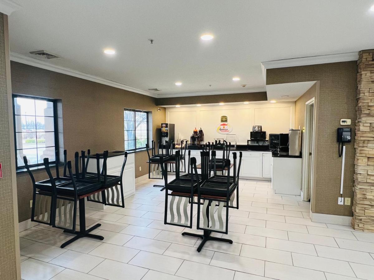 Super 8 by Wyndham South Bend - Housity