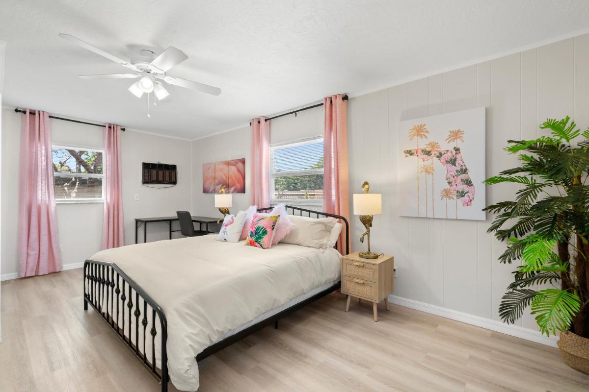 Haus of Tropicale - close to Gulf beaches and Downtown St. Petersburg - Housity