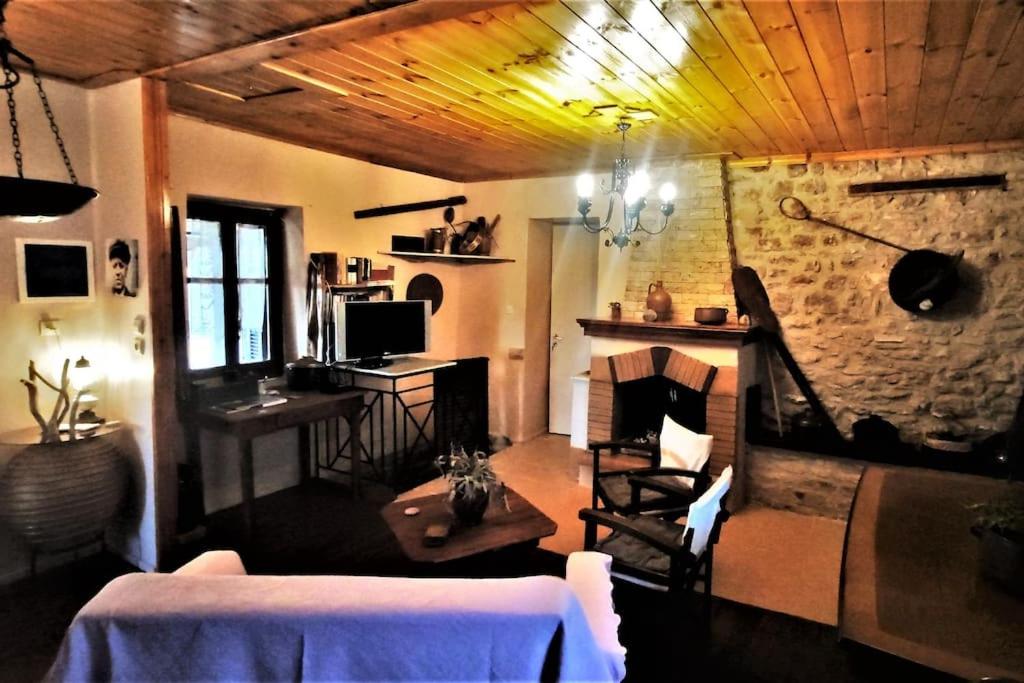 Panorea's Stone House - Housity