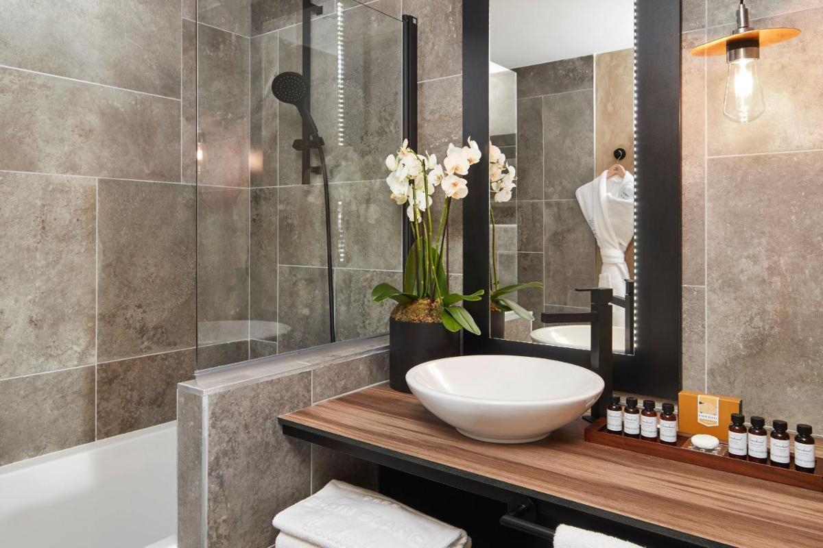 Salle de bains dans l'établissement Ecrin Blanc Resort Courchevel - Aquapark