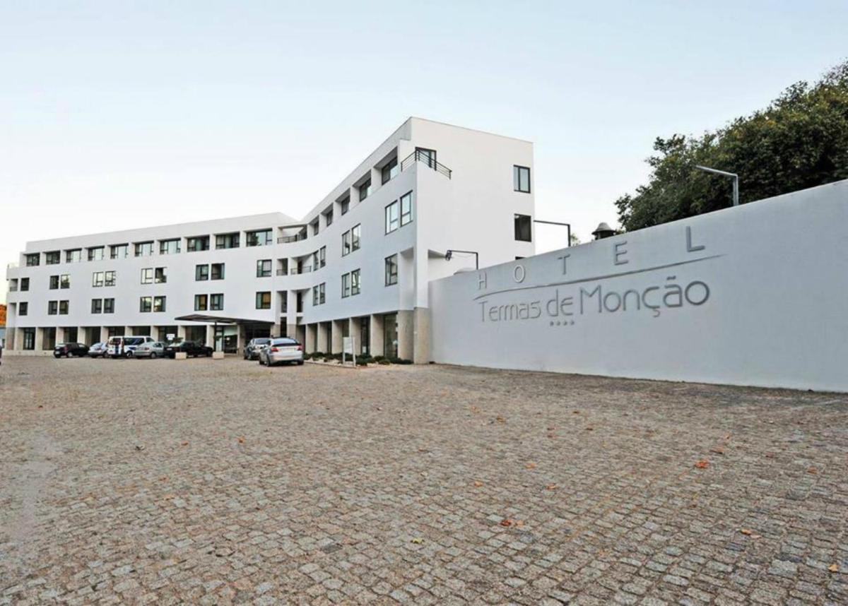 um grande edifício branco com uma placa nele em Hotel Bienestar Termas de Moncao em Monção