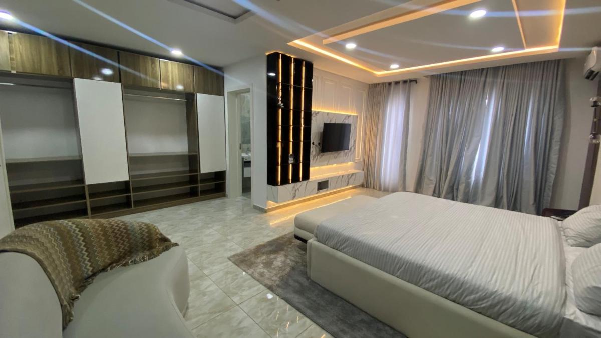 Suitetrails - PASHA LAGOS, Cheerful 4 Bedroom Townhouse with pool
