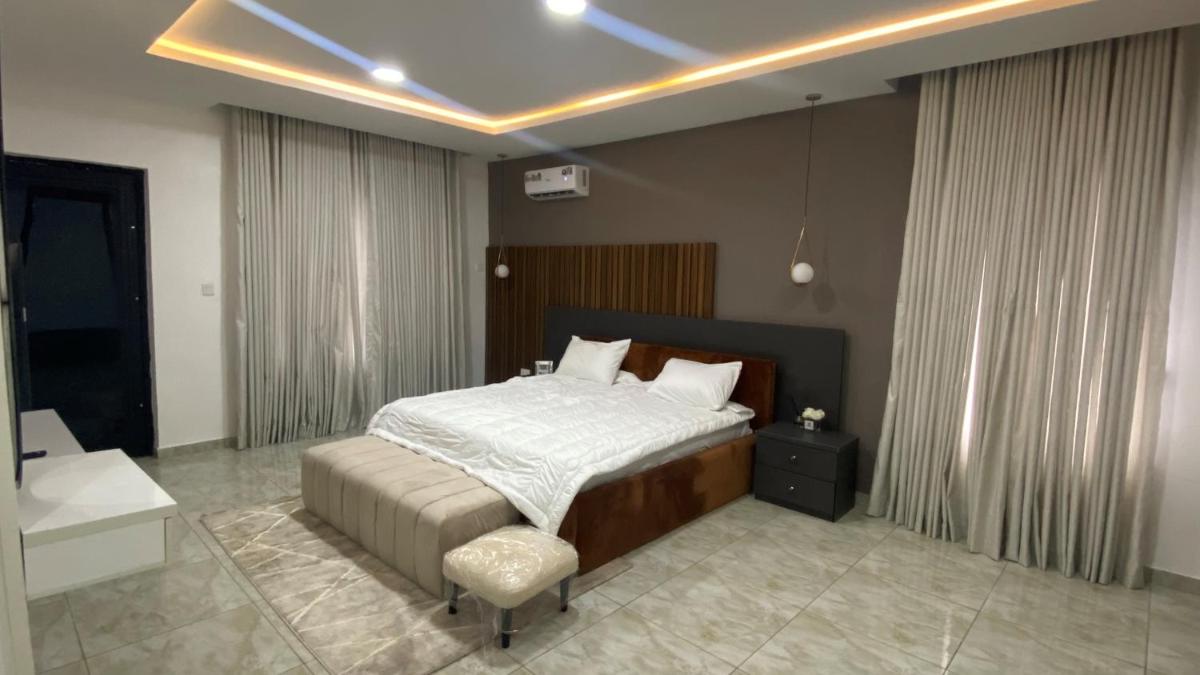 Suitetrails - PASHA LAGOS, Cheerful 4 Bedroom Townhouse with pool