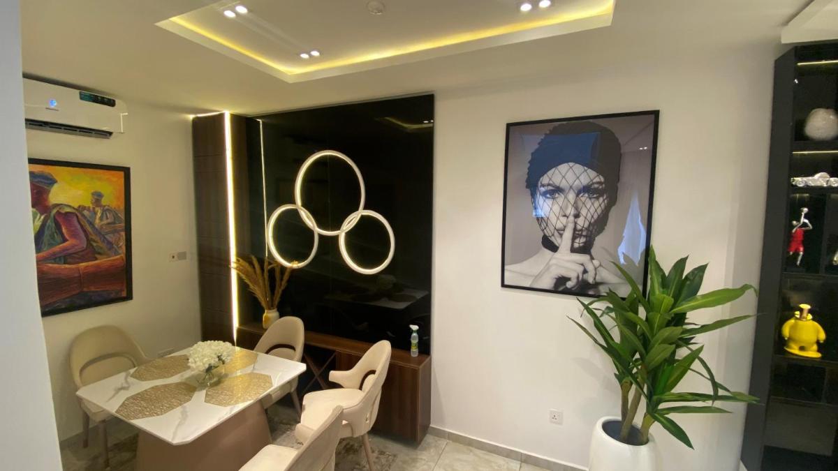 Suitetrails - PASHA LAGOS, Cheerful 4 Bedroom Townhouse with pool