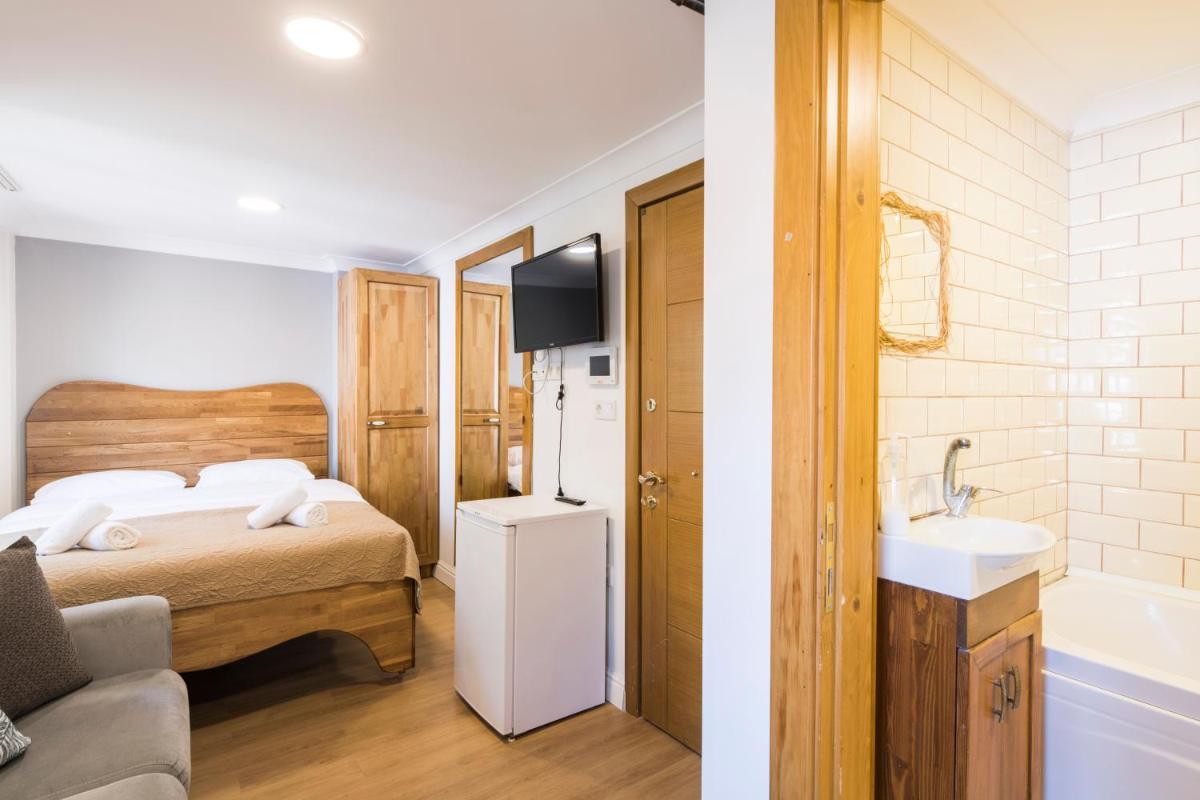Lovely 1 Room w/AC close to Tophane Tram Station in Cihangir - Housity