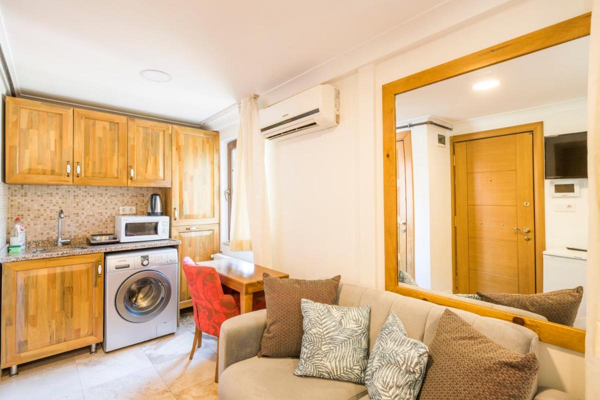 Lovely 1 Room w/AC close to Tophane Tram Station in Cihangir - Housity