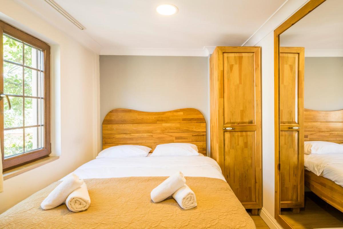 Lovely 1 Room w/AC close to Tophane Tram Station in Cihangir - Housity