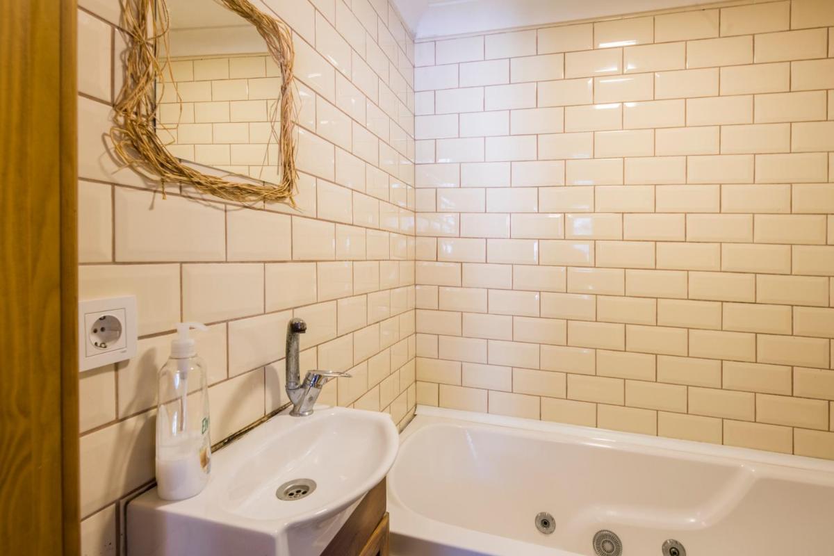 Lovely 1 Room w/AC close to Tophane Tram Station in Cihangir - Housity