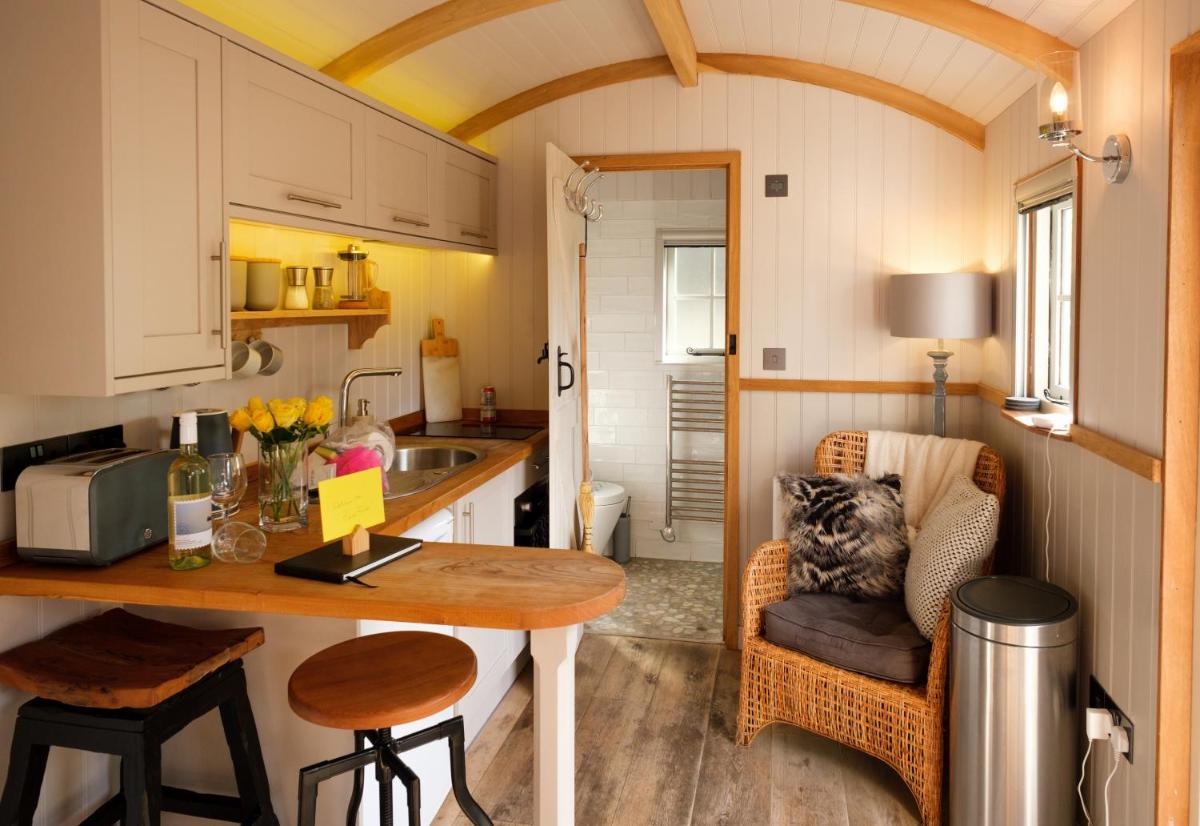 Piano Forte - a delightful rural shepherd hut & hot tub available ! - Housity