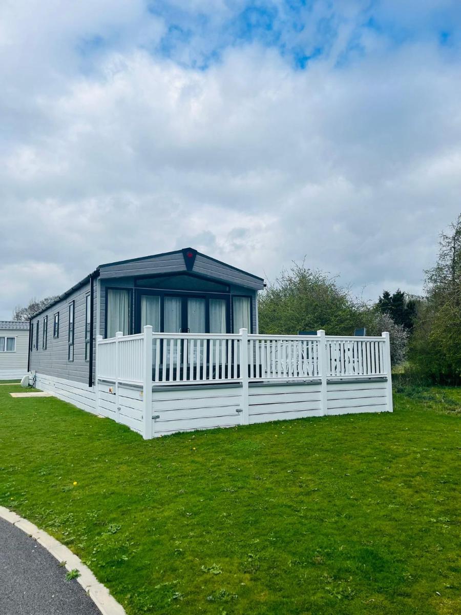 Woods Lodge with Hot Tub - Housity