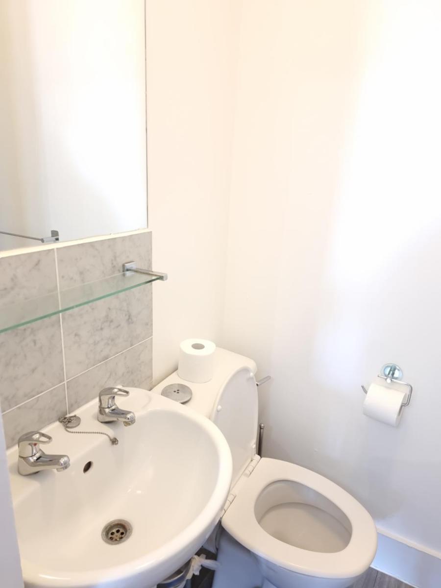 F21-4th Floor Studio for 2 Near Paddington - Housity