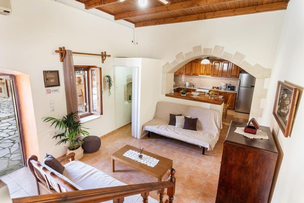 Valia's Stone House - Housity
