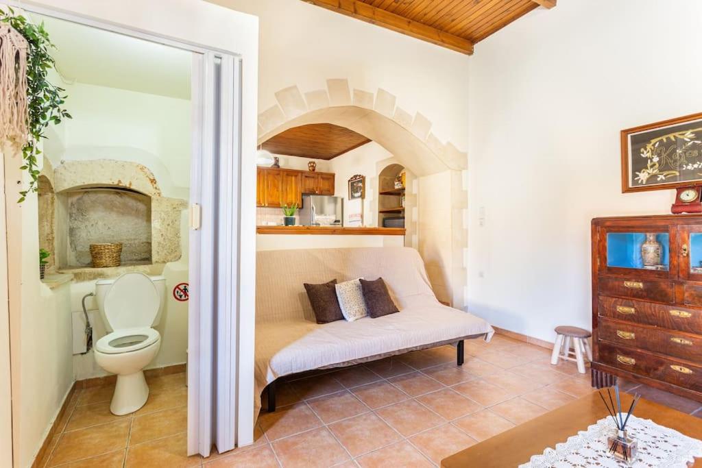 Valia's Stone House - Housity