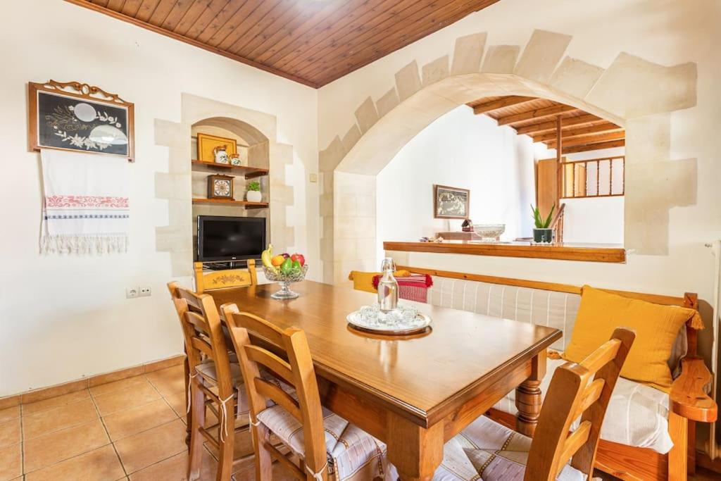 Valia's Stone House - Housity