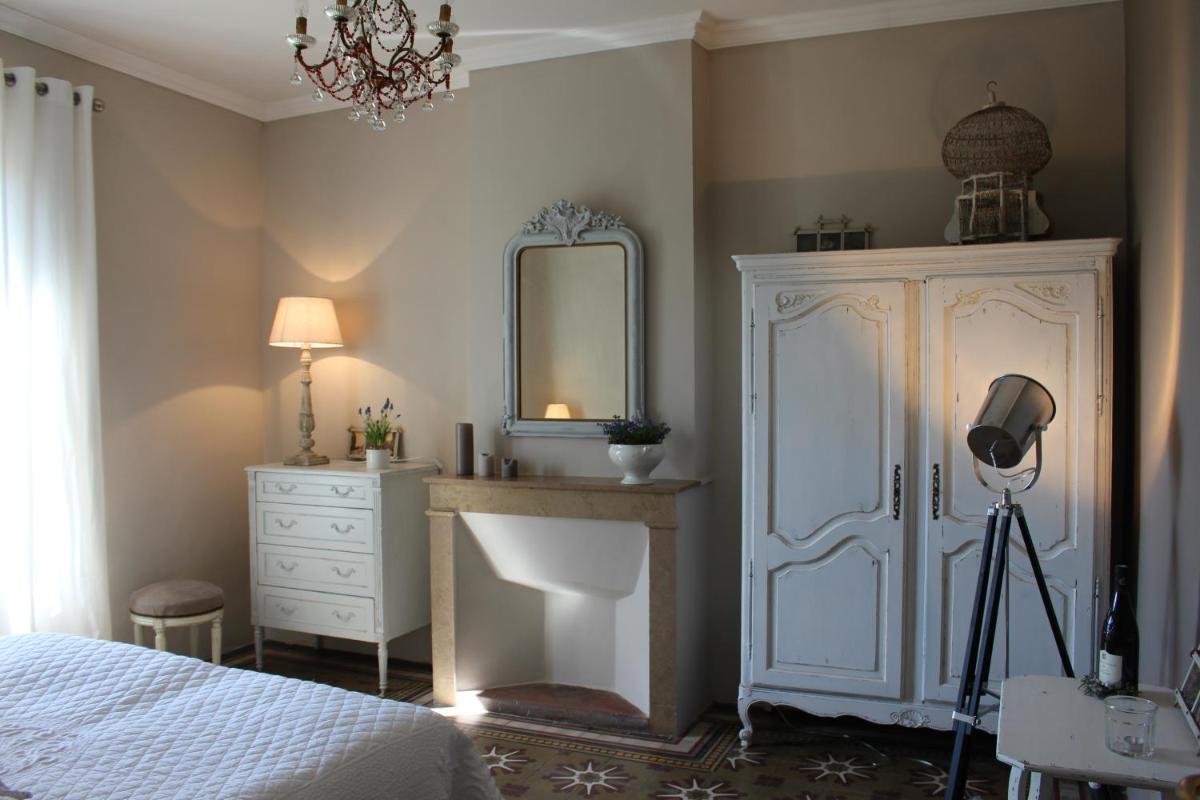 Les Romarins B&B, 10 min d'Uzès, piscine et grand jardin, Table d'hôte - Housity
