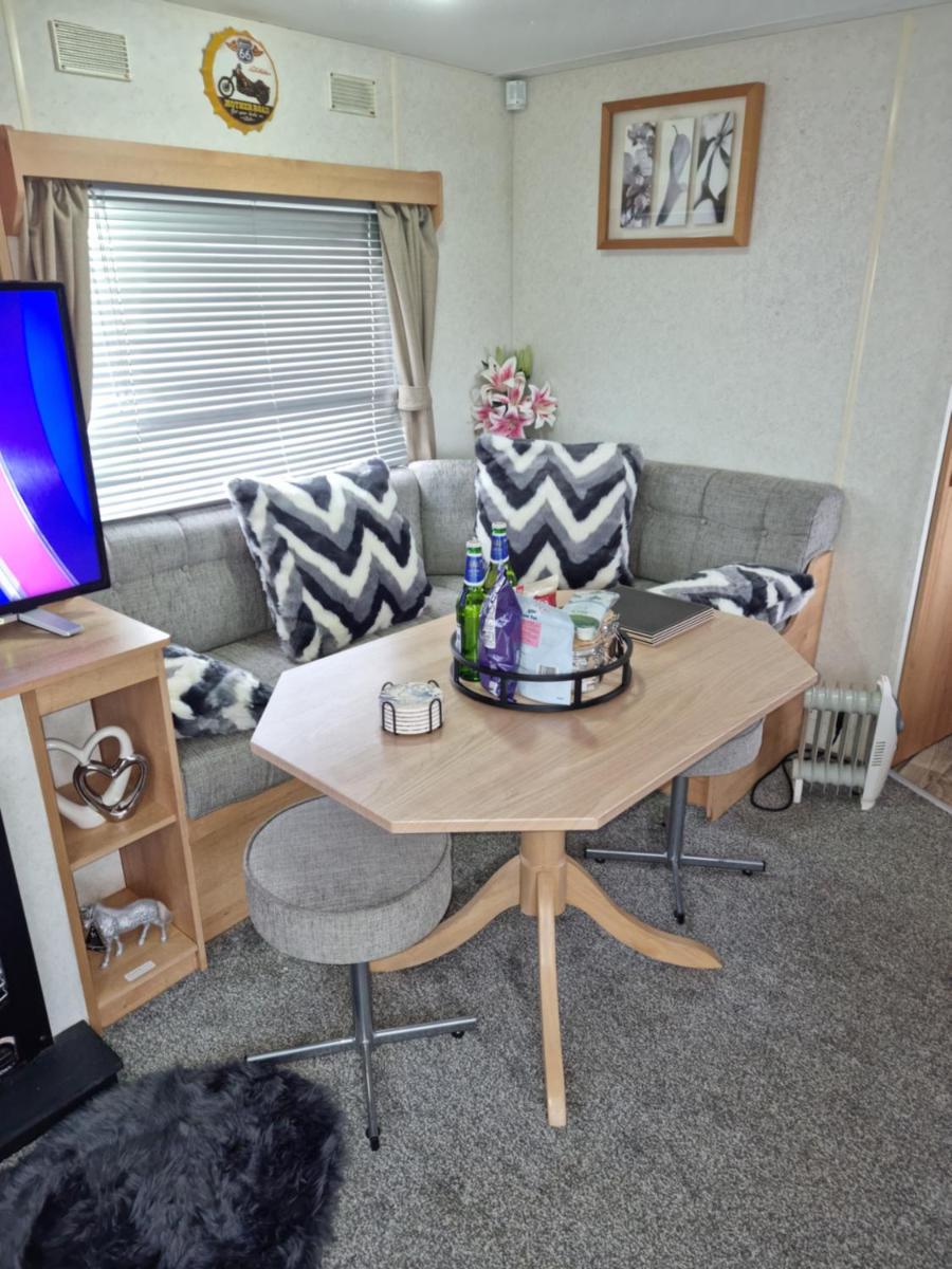 Rob and Lisa 8 birth caravan on parkdean resort valley farm clacton - Housity