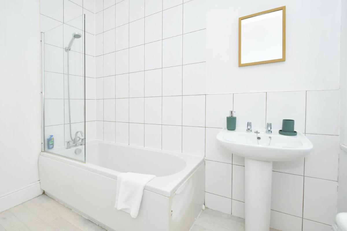 London House by YourStays - 5 Bedroom House in Newcastle-under-Lyme - Housity