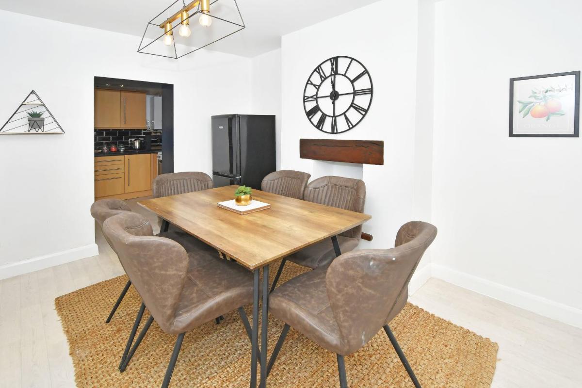 London House by YourStays - 5 Bedroom House in Newcastle-under-Lyme - Housity