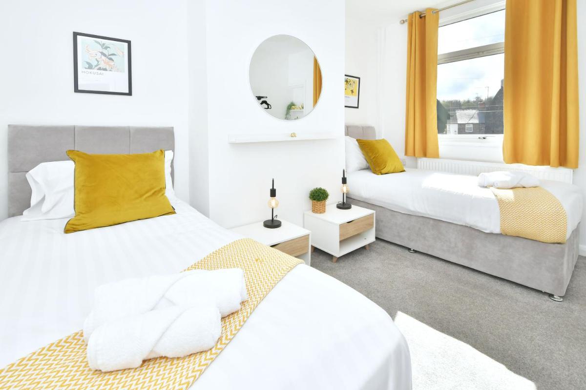 London House by YourStays - 5 Bedroom House in Newcastle-under-Lyme - Housity