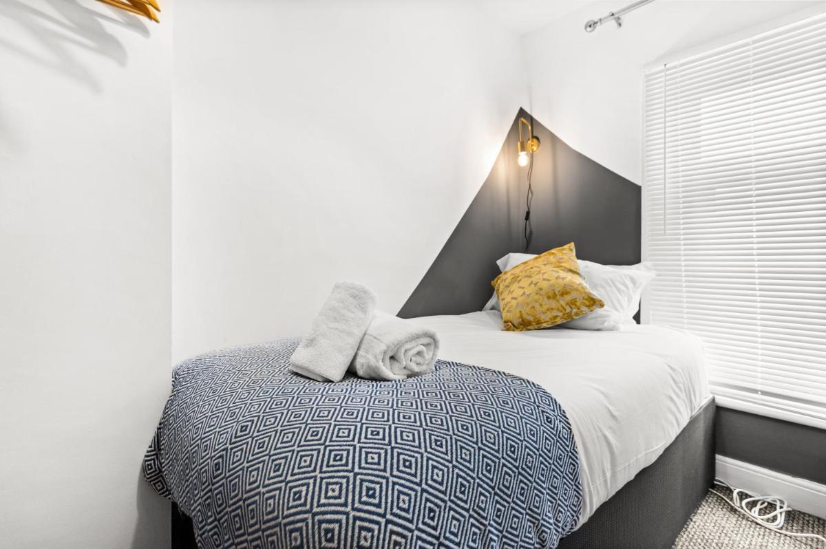 4 Bed - Town Centre - Smart TVs in Every Room - Hizvo