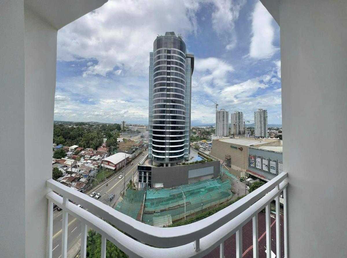 Suitetrails - Brand New! Cozy Insperia Condo with Balcony and Samal Island View Beside Abreeza Mall