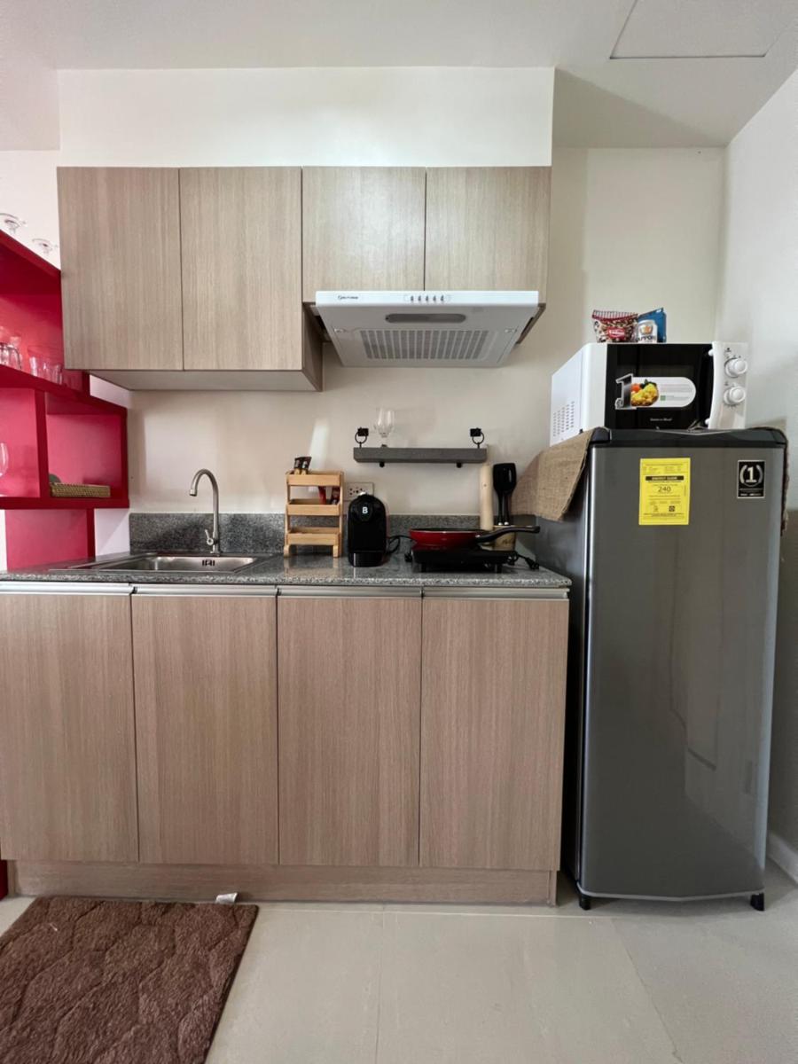Suitetrails - Brand New! Cozy Insperia Condo with Balcony and Samal Island View Beside Abreeza Mall