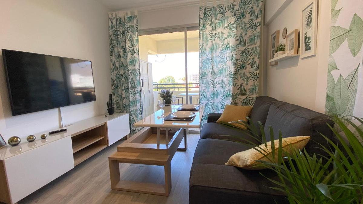 ENJOY A SUNNY APARTMENT WITH POOL NEXT TO THE SEA - Housity