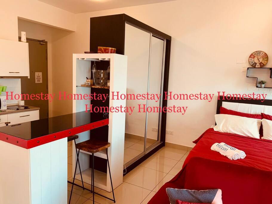 Couple Red Relaxing Gateway Holiday 10 - Housity