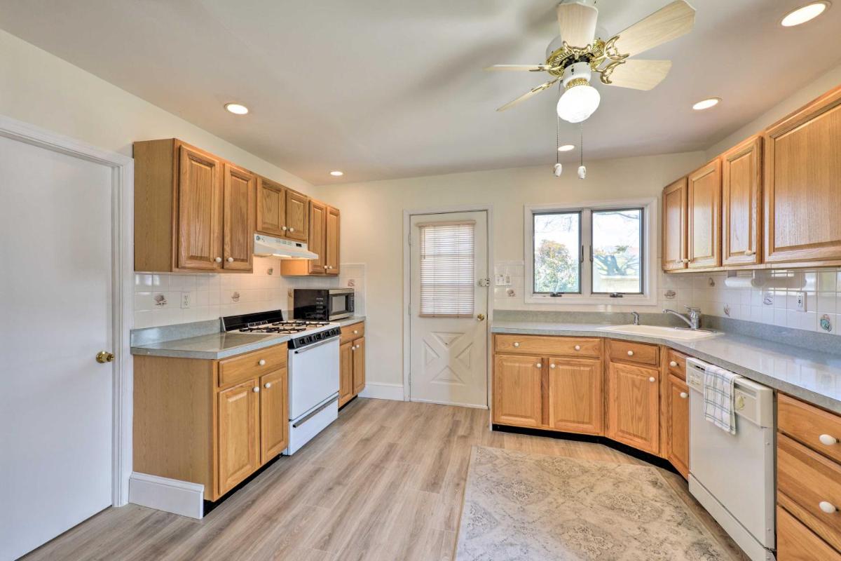 Cozy Villas Cottage with Deck, half Block to Beach! - Housity