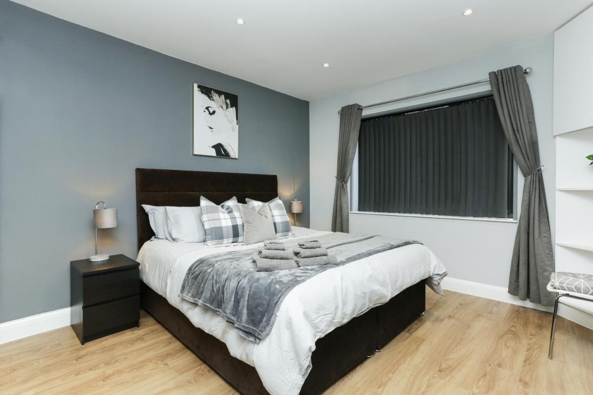 The Broadway Beach homes AirBnb with Hot tub - Housity
