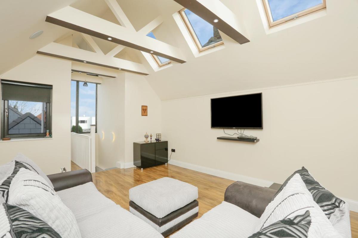 The Broadway Beach homes AirBnb with Hot tub - Housity