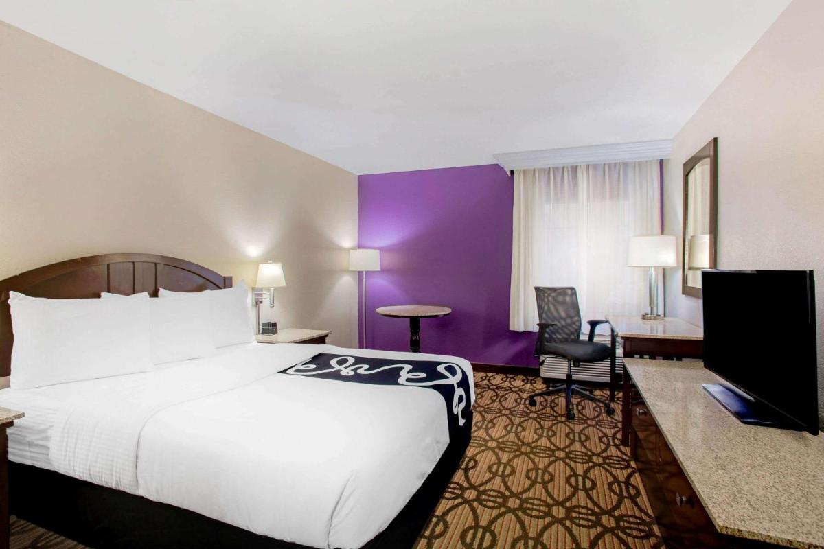 La Quinta by Wyndham Springfield South - Housity