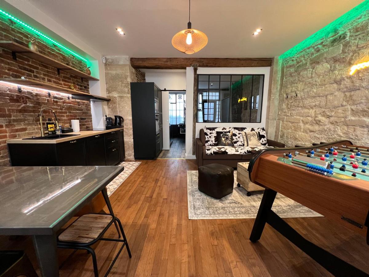 GOOD VIBES Luxurious Loft in Paris 11th, with AC & table football - Housity