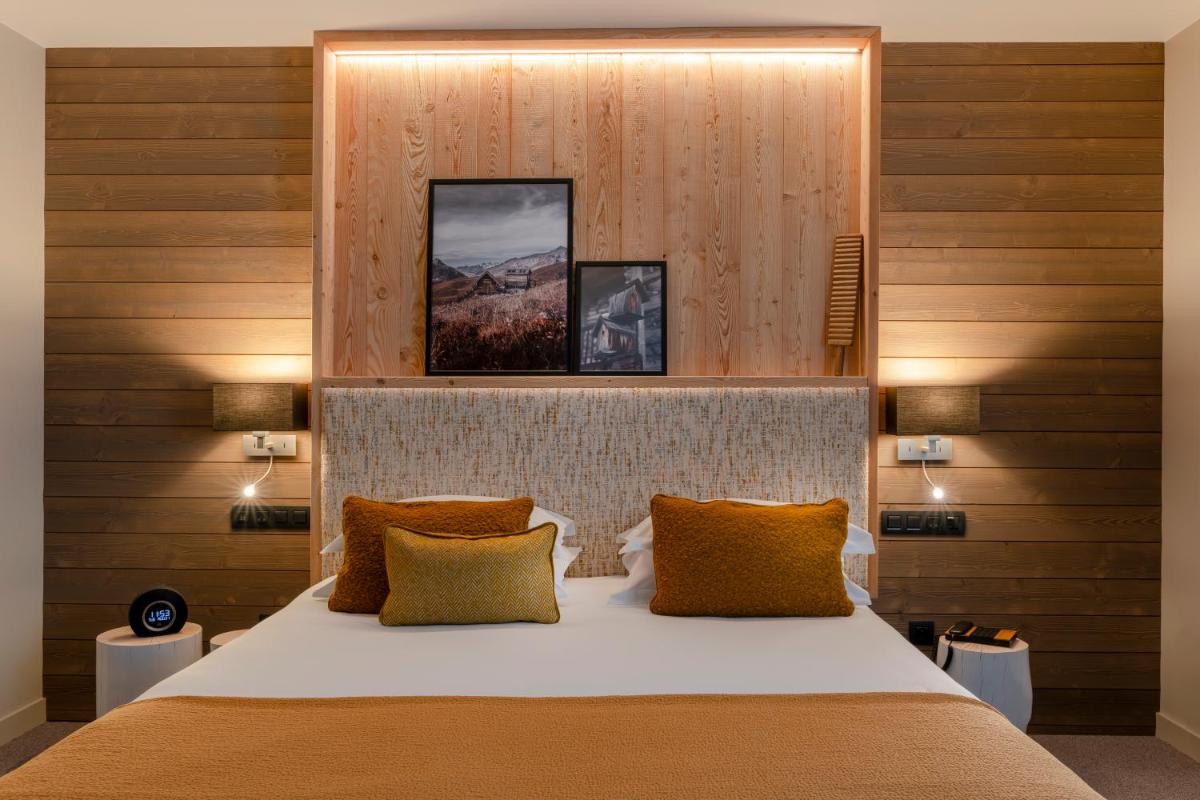 Un ou plusieurs lits dans un hébergement de l'établissement ILY Hotels & Spa La Rosiere